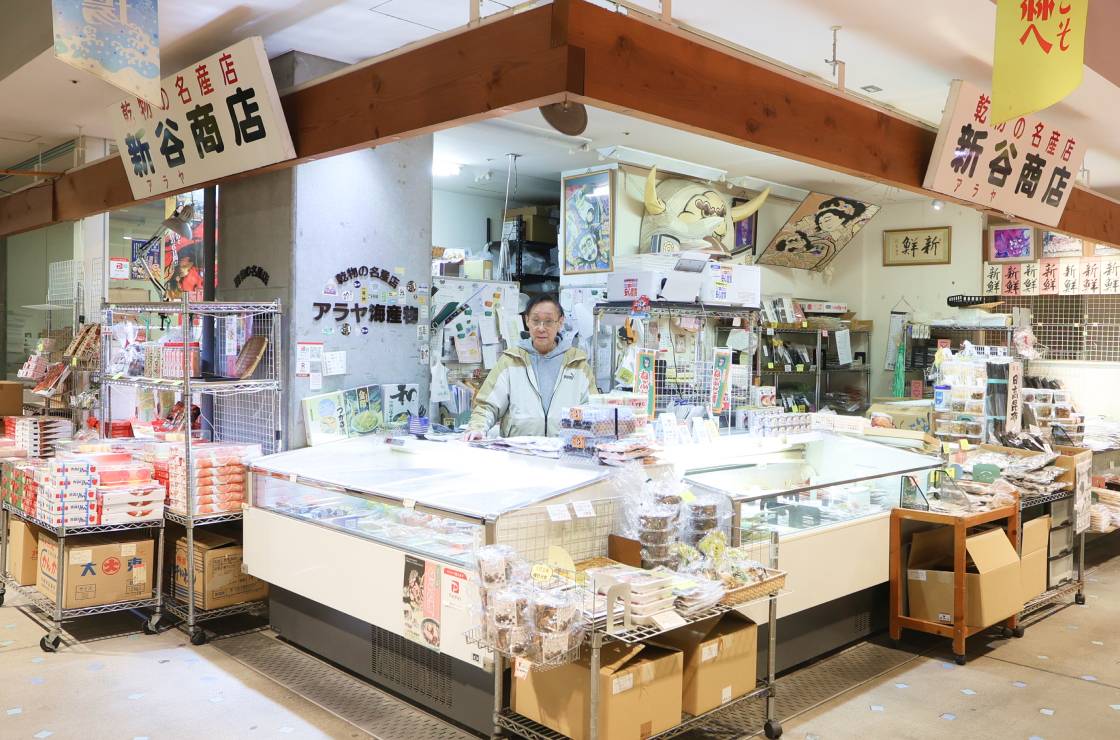 古川中央通り側入り口の近くにお店がございます。
コンクリートの柱に貼られたステッカーが目印です！