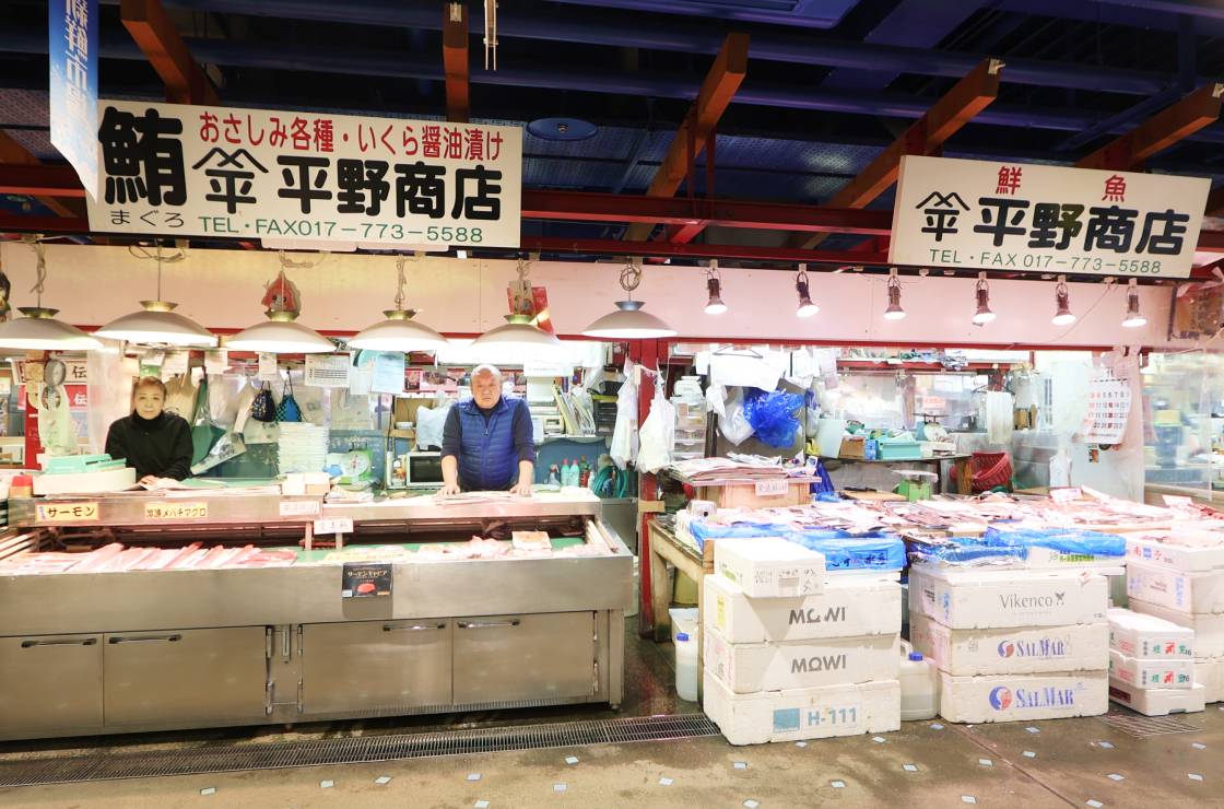 ニコニコ通り側の入り口すぐに、店舗を構えています。
親子で元気に営業しています。