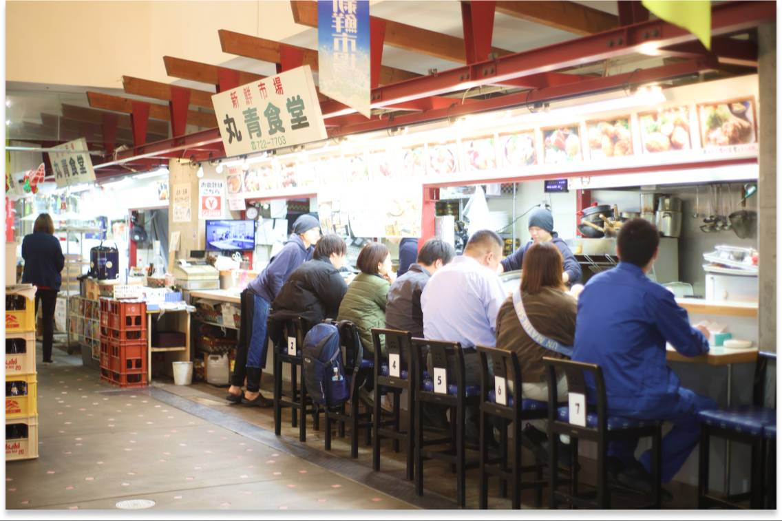 お昼時はカウンターが満員になります。
お店の向かい側にも、飲食スペースがございます。